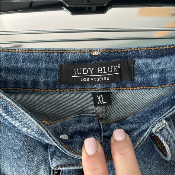 Judy Blue XL Jean shorts with insane stretch and distressed hem - Picture 4 of 6